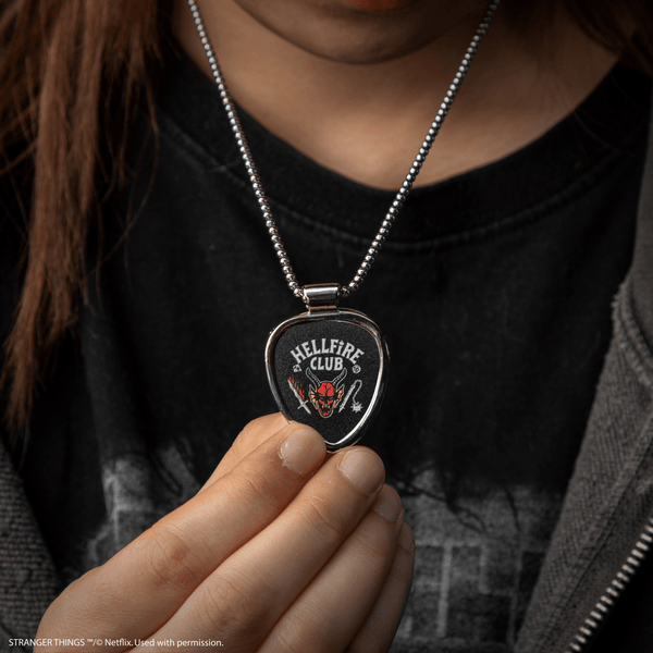 ST-Eddie-Munson-Necklace-GIF-