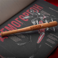 Penna a forma di mazza chiodata & Spilla di Stranger Things