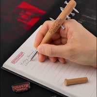Penna a forma di mazza chiodata & Spilla di Stranger Things