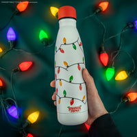 Bottiglia d'acqua isolata con luci di Natale