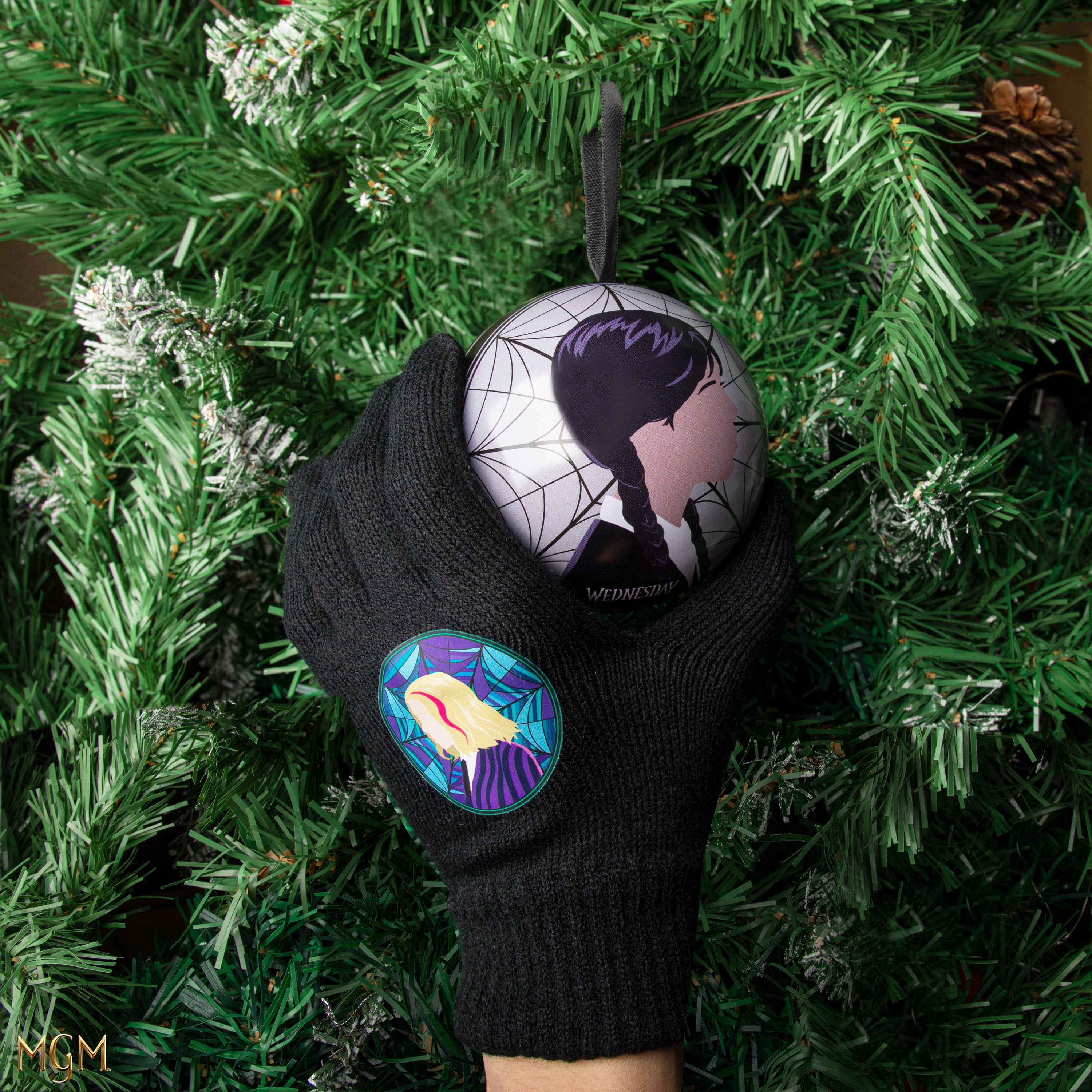 wednesday handschuhe Holiday Capsule Wednesday & Enid Handschuhe | Wednesday