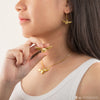 Goldene Schnatz-Halskette, Ohrringe und Anstecknadel-Set